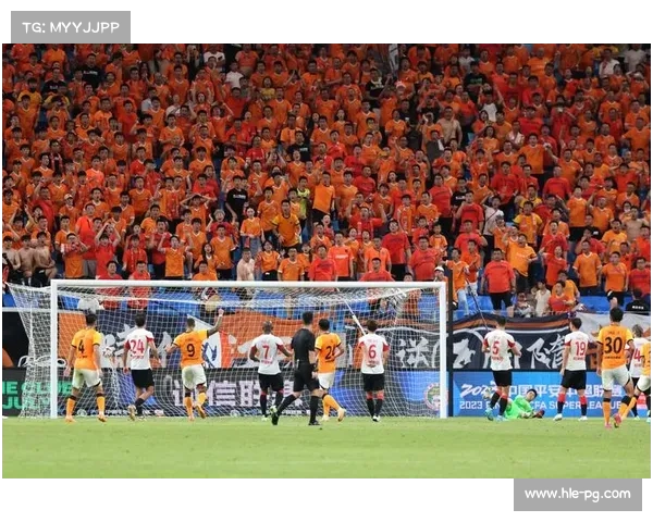 青岛青春足球场“德比”氛围热烈，球迷组织有序助威