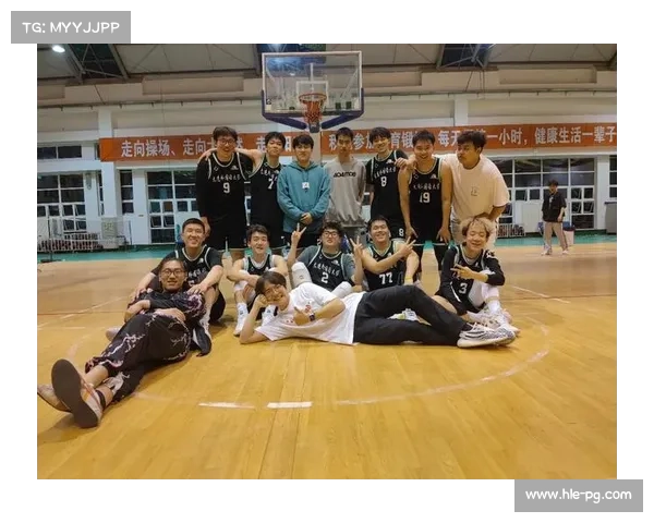 大学篮球赛在七号操场进行，吸引大量同学围观